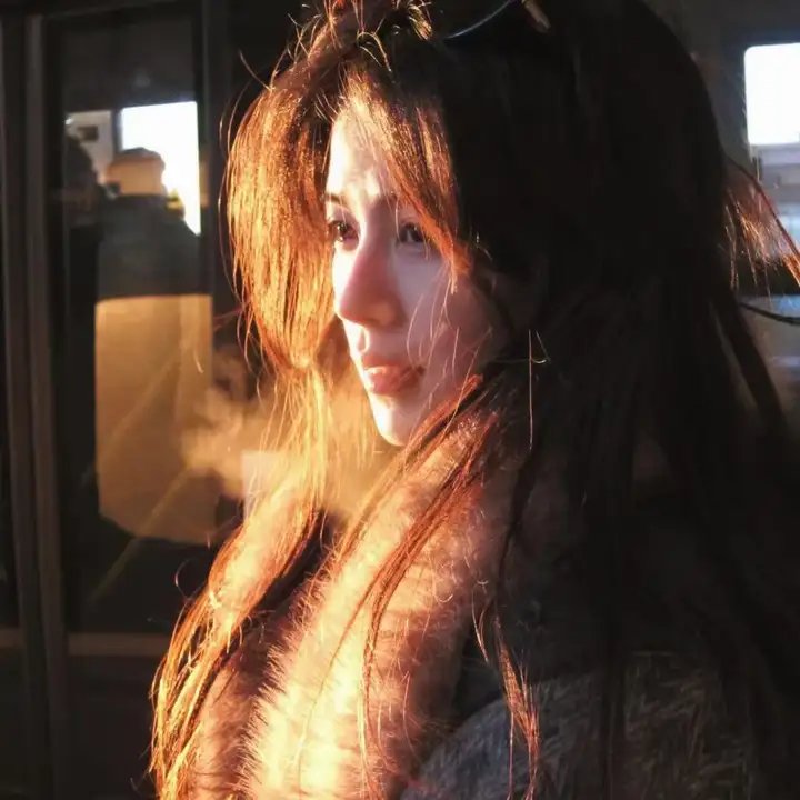 踉跄女孩